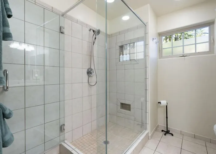2br Uptown Gem With Ev Charger Holiday home *