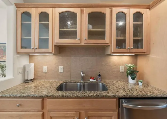 2br Uptown Gem With Ev Charger Holiday home *